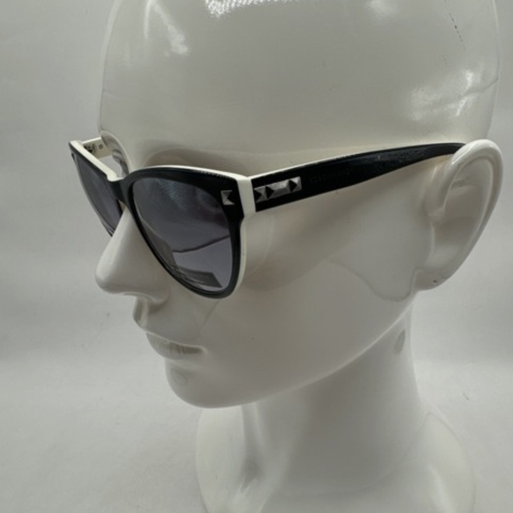 EUC/GENTLY WORN BCBGMAXAZRIA “Date Night” sunglasses with case & cleaning cloth